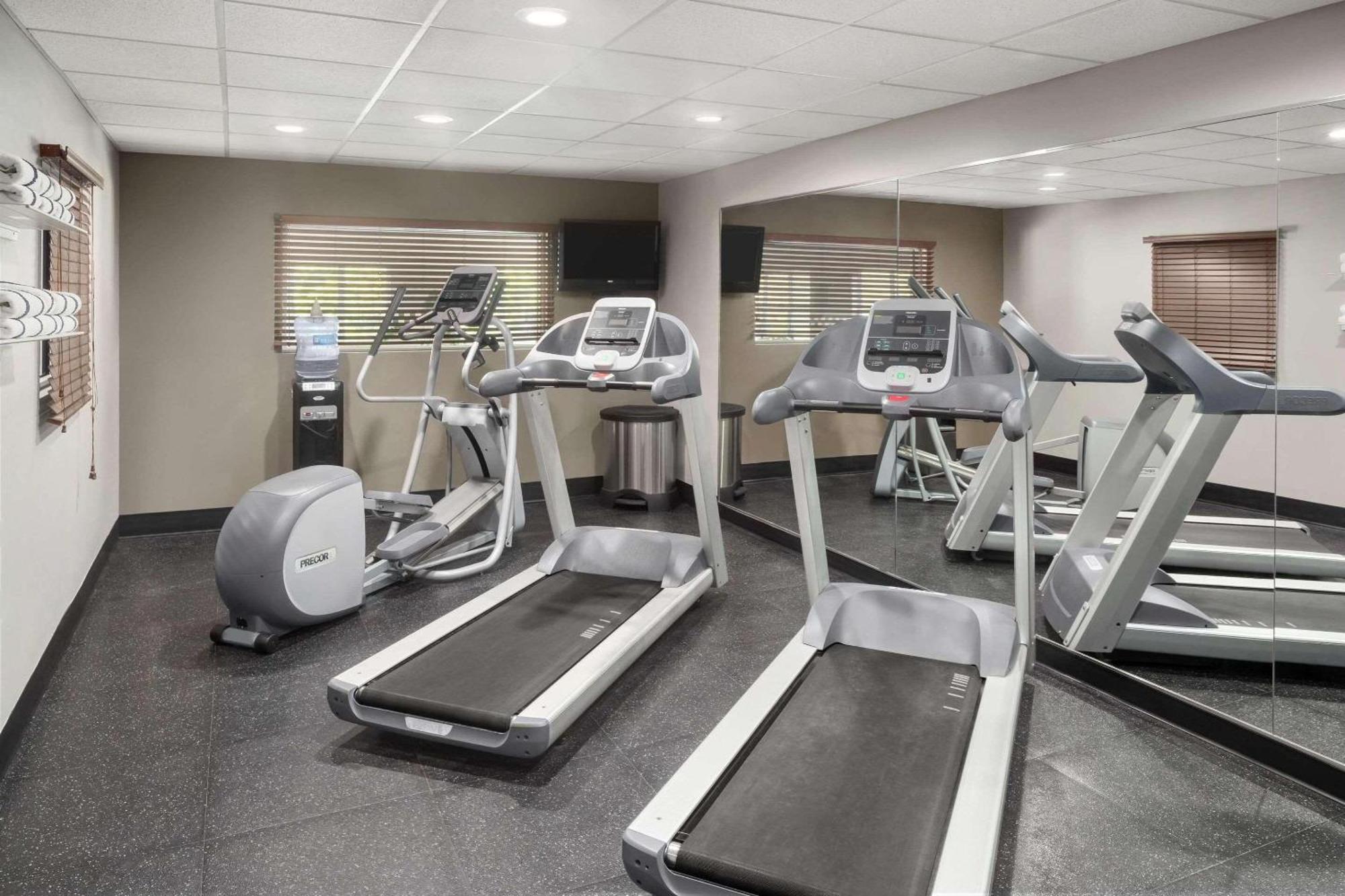 Country & By Radisson, Louisville South, Ky Hotel 3*
