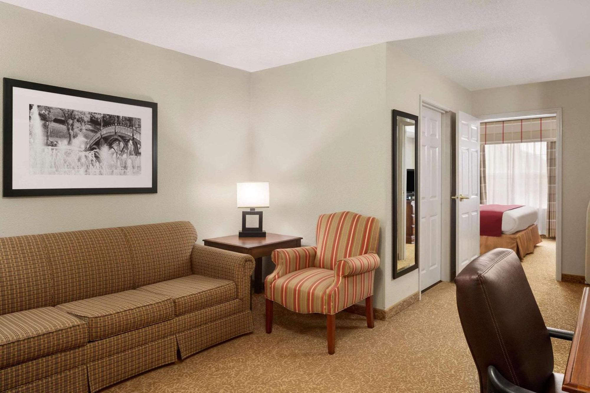 Hotel Country & By Radisson, Louisville South, Ky